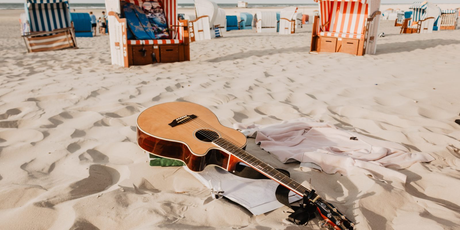 Gitarre am Strand