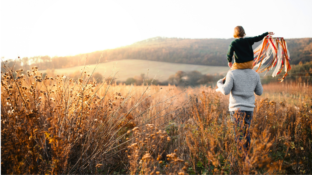 Mann und Kind im Feld