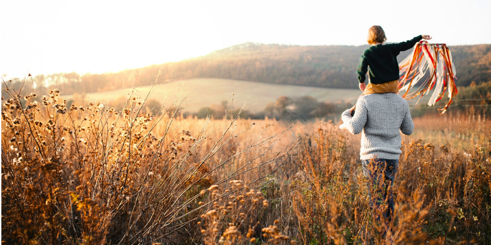 Mann und Kind im Feld