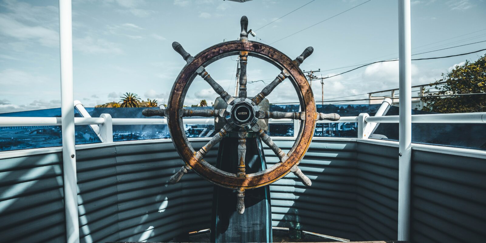 Steuerrrad auf einem Schiff