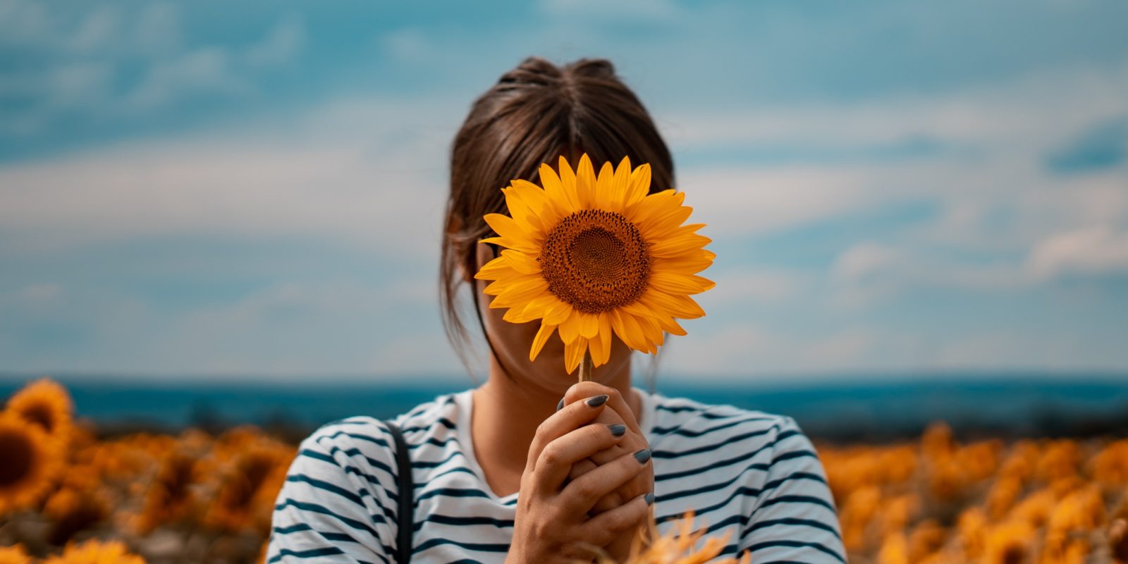 Frau mit Sonnenblume