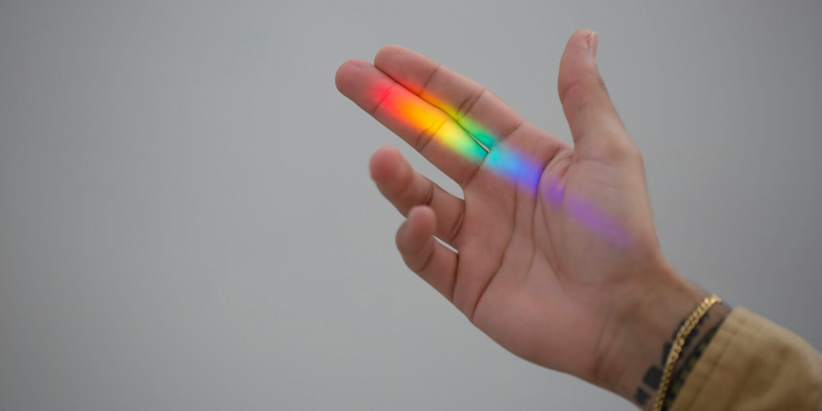 Hand mit Regenbogenfarbe