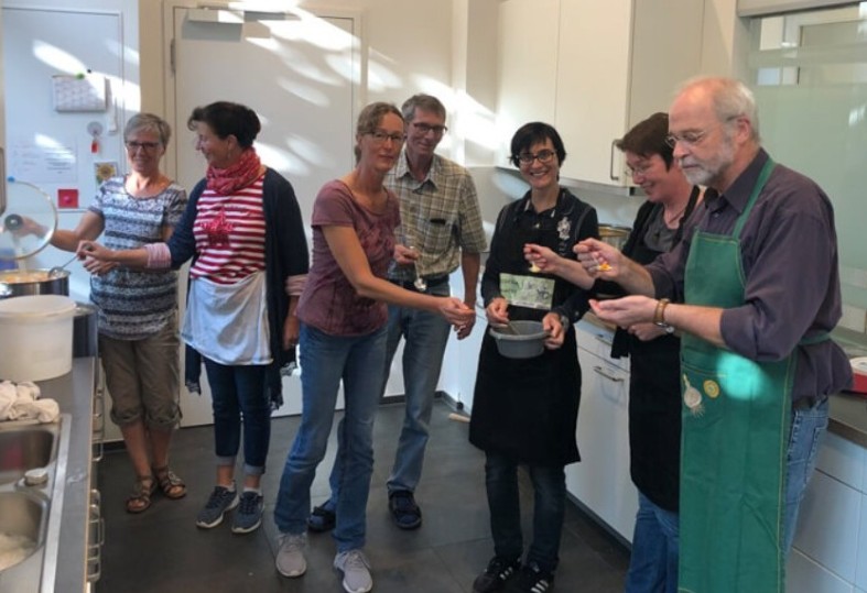 Ehrenamtliche helfen in der Küche
