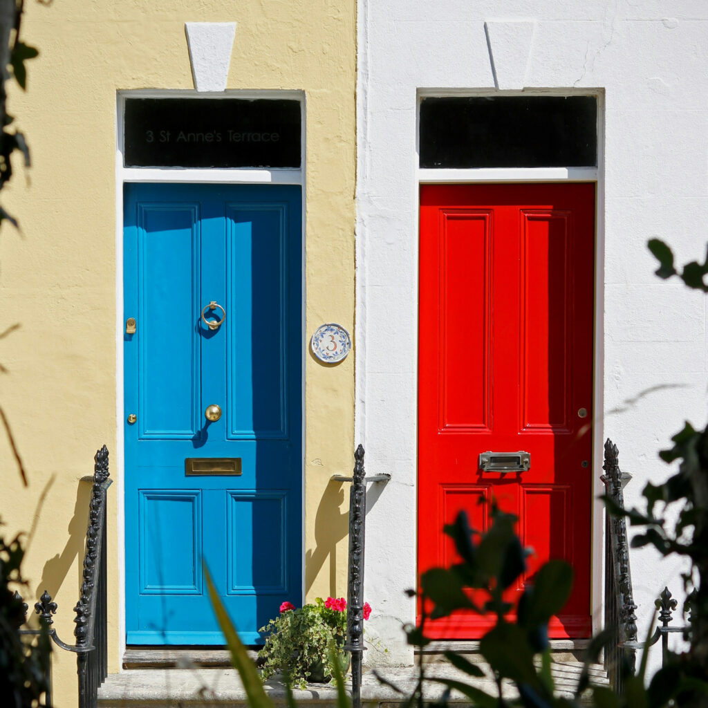 zwei Türen, eine rot, eine blau