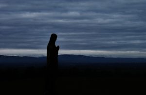 Frau in dunkler Landschaft