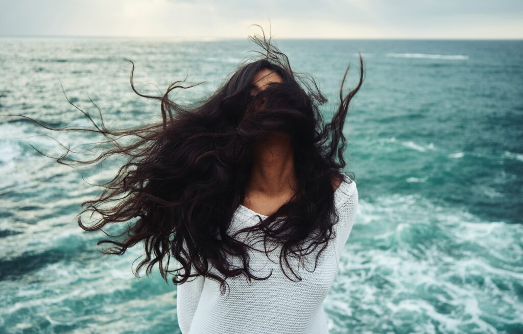 Frau mit Haaren am Meer