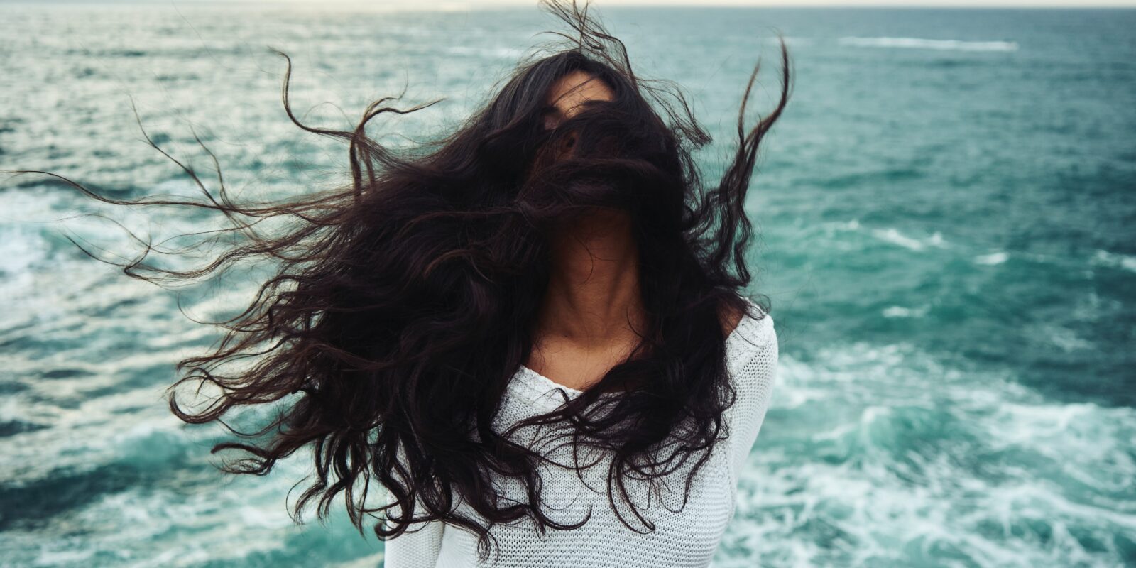 Frau mit Haaren am Meer