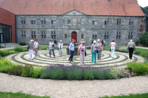 Menschen in einem Labyrinth