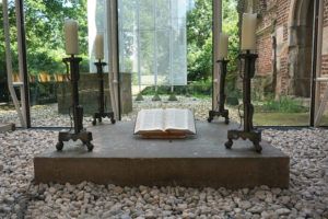 aufgeschlagenes Buch auf einem Stein