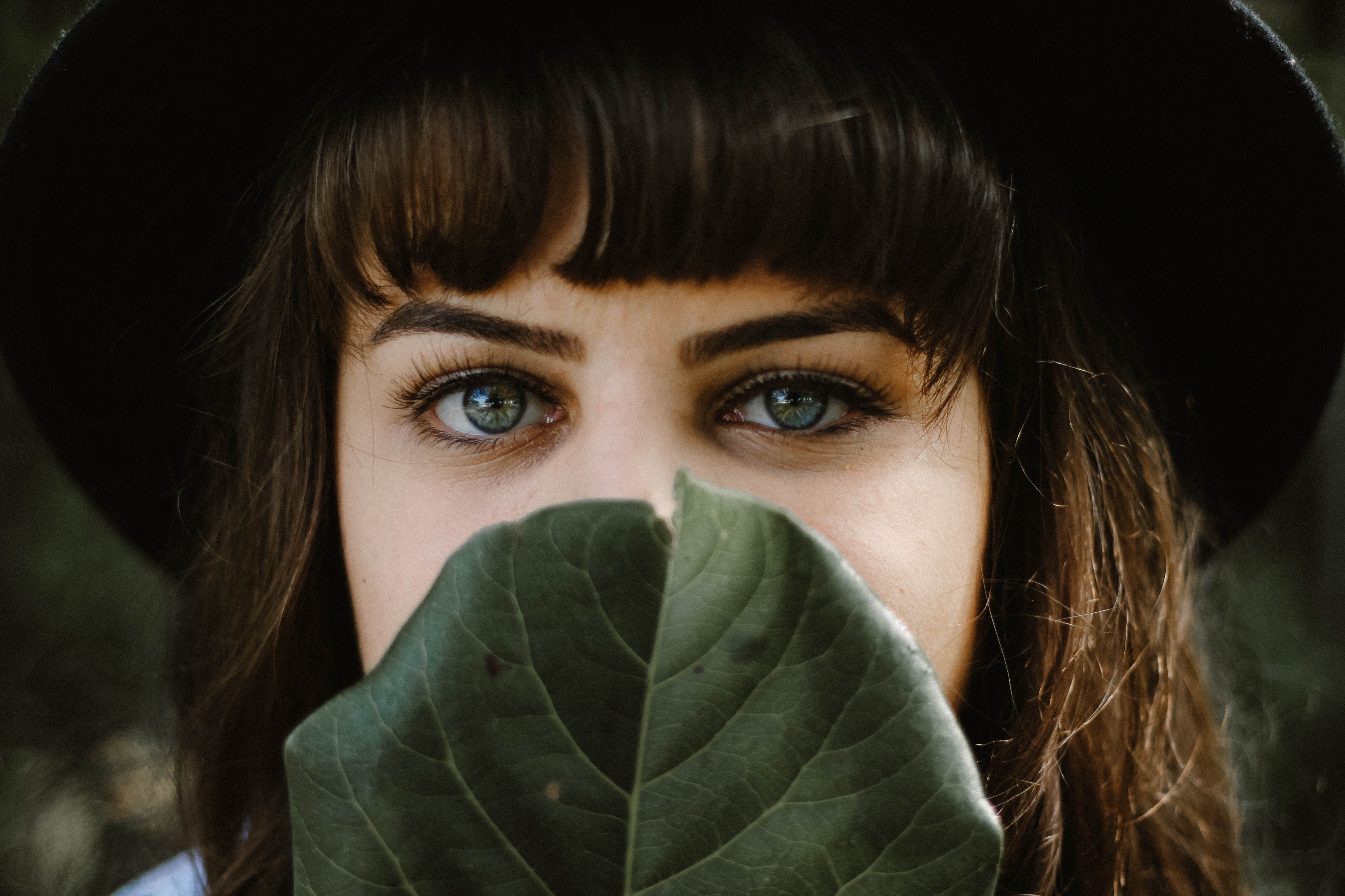 Gesicht mit Blatt vor dem Mund