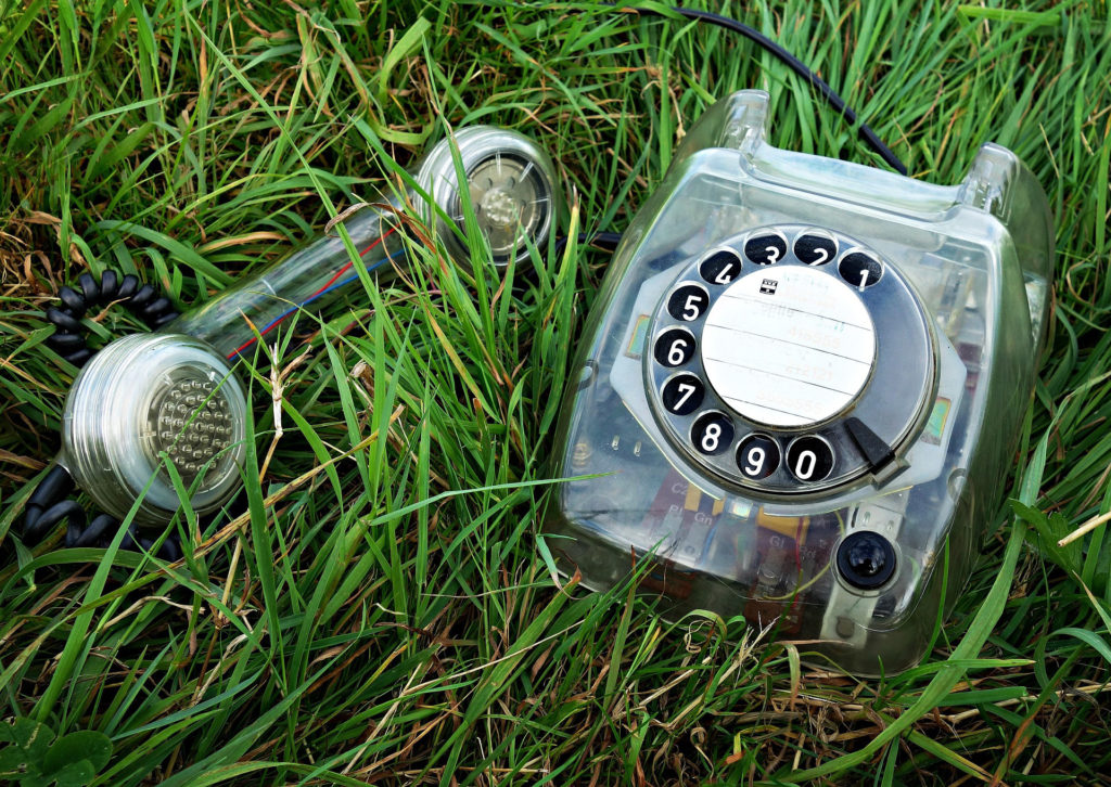 ein Telefon auf einer Wiese