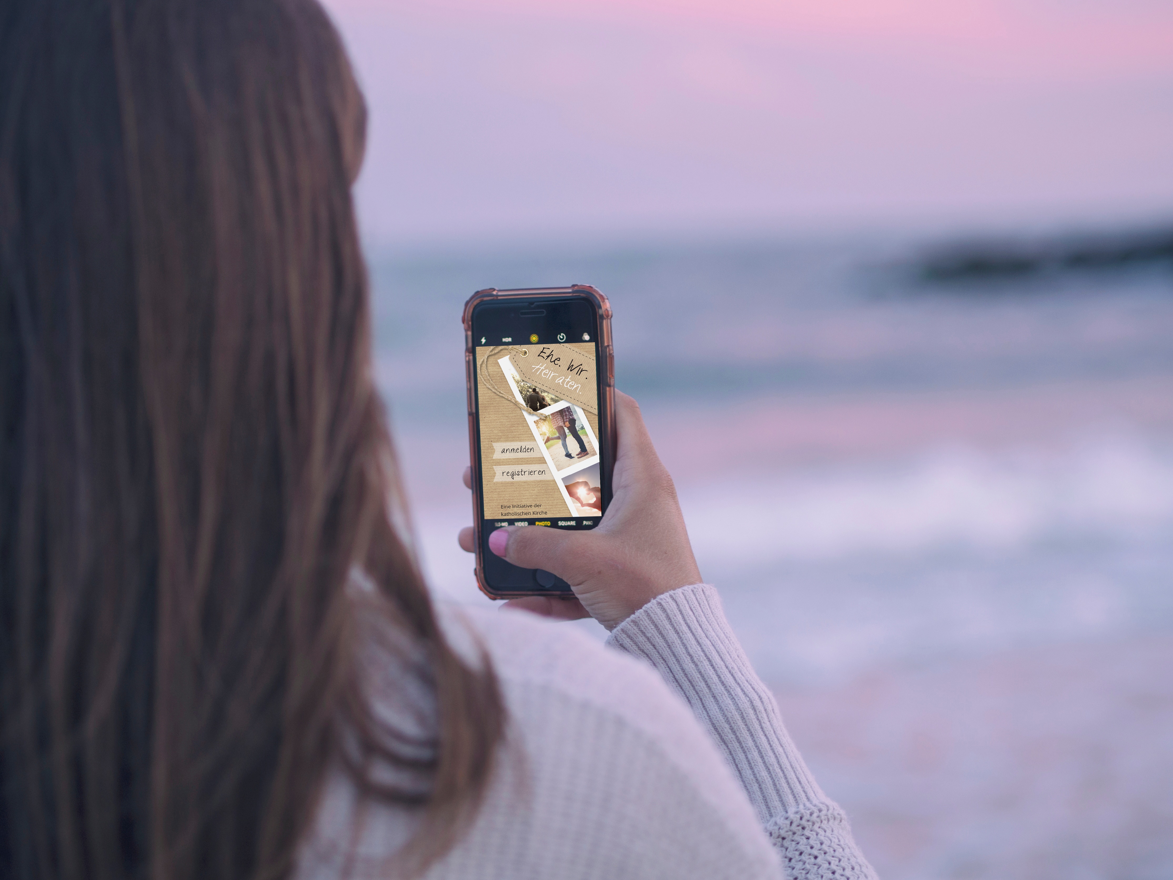 Frau mit Handy am Meer