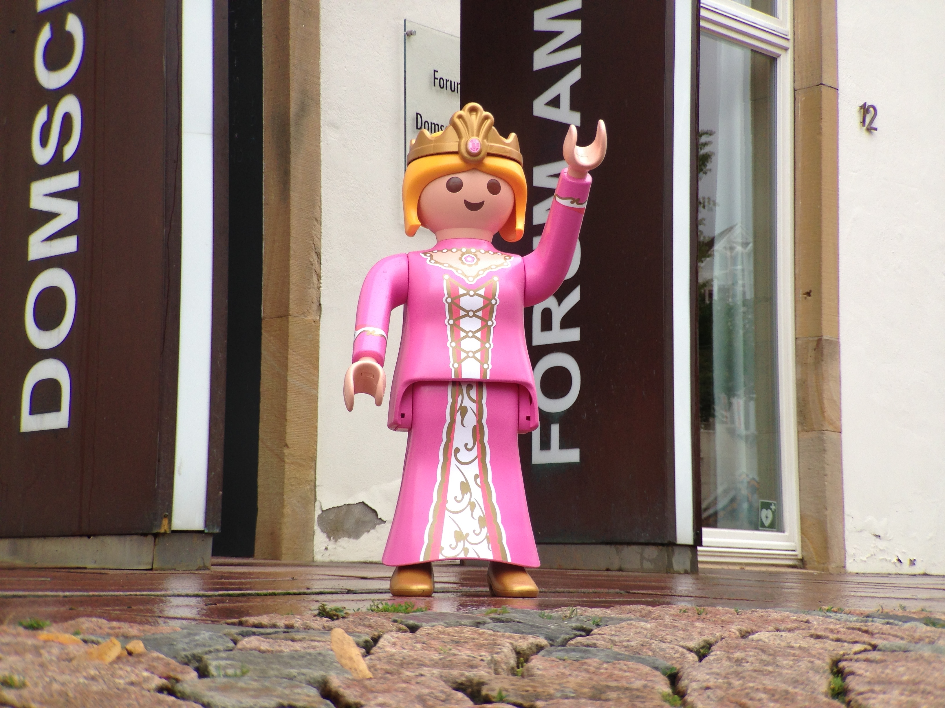 Playmobilfigur vor dem Diözesanmuseum