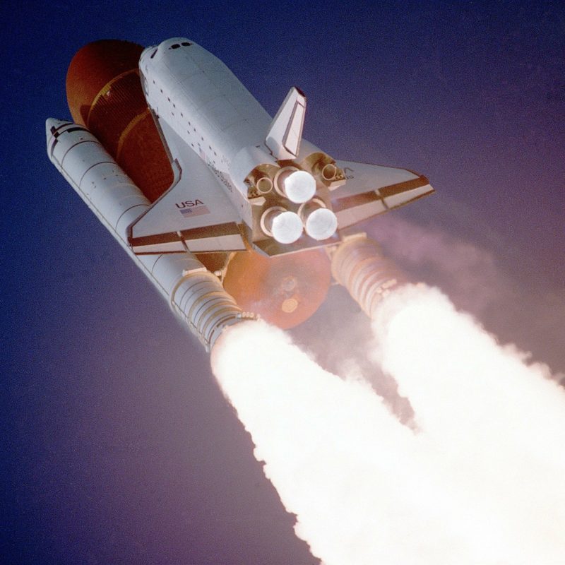 Ein Space Shuttle startet.