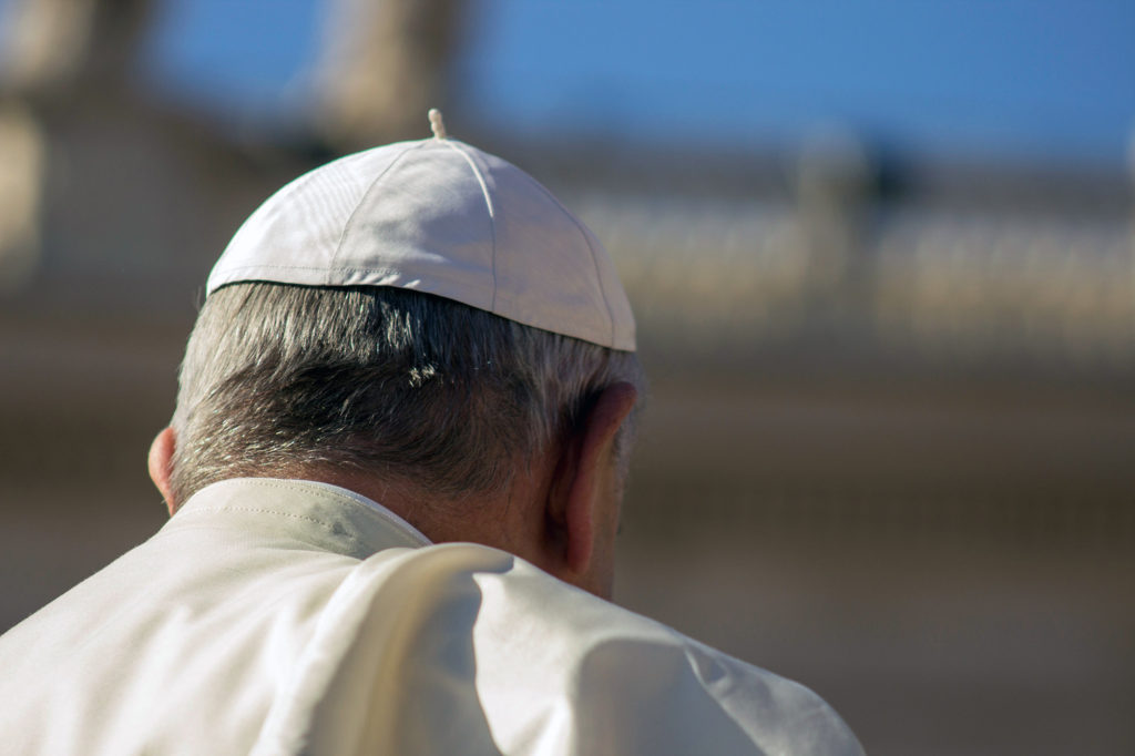 Papst Franziskus von hinten