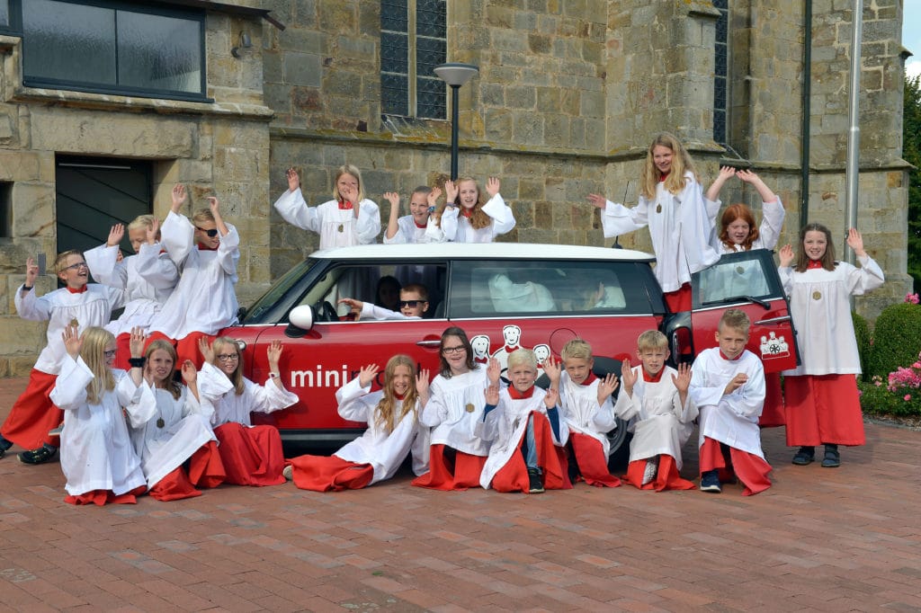 Ministranten mit Minimobil