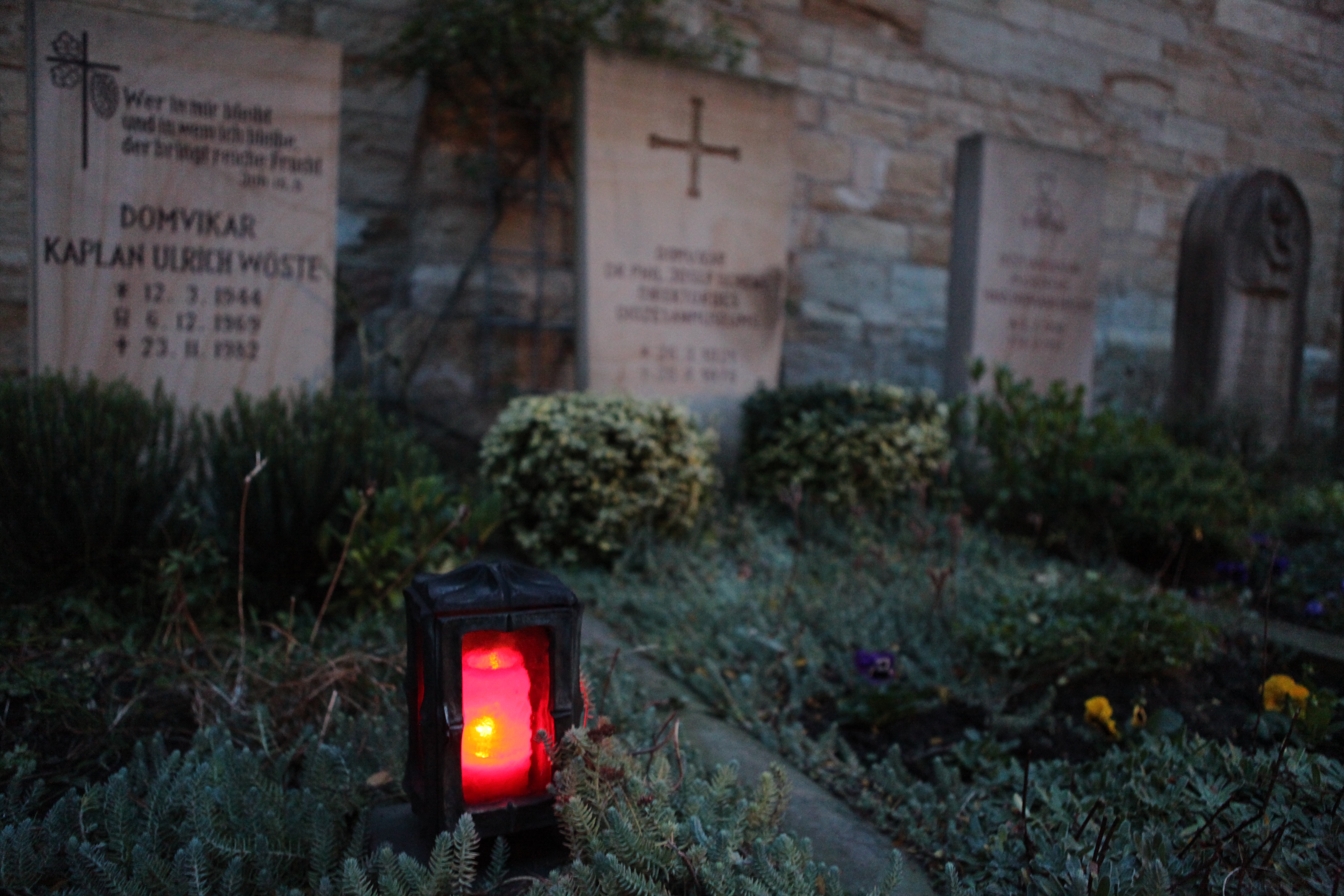 Grablicht auf dem Domherrengfriedhof