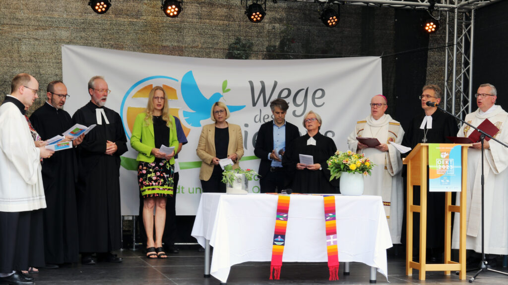 Beim Abschlussgottesdienst des Ökumenischen Kirchentags 2023 in Osnabrück versammelten sich Vertreter*innen verschiedener Konfessionen und aus der Stadtgesellschaft auf der Bühne.