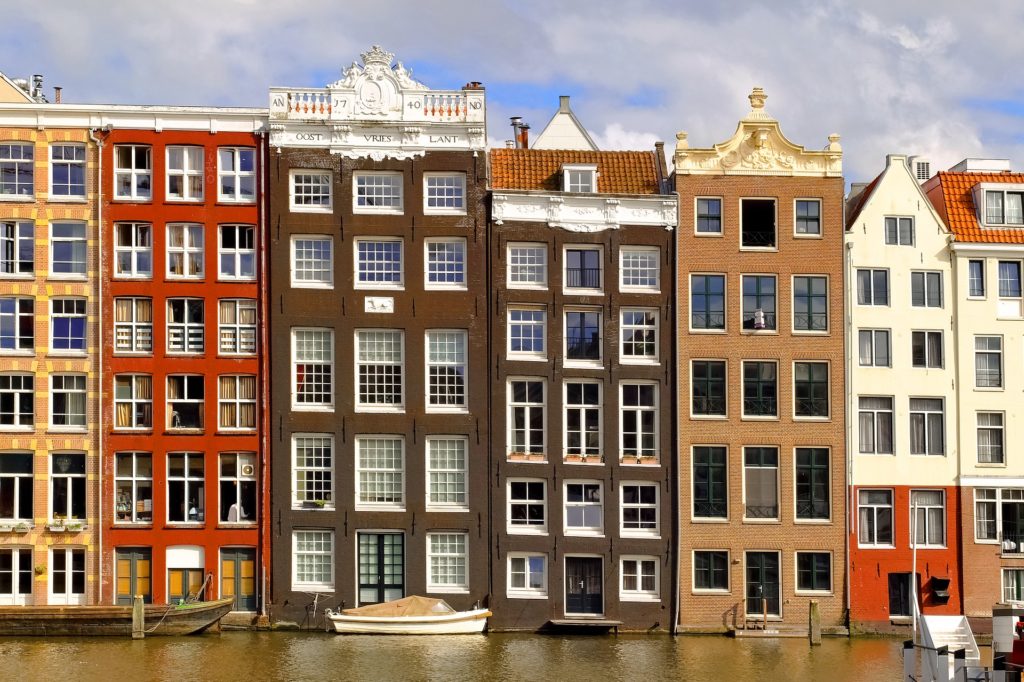 Häuser an einer Gracht in Amsterdam