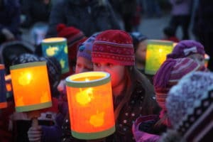 Kinder mit Laternen