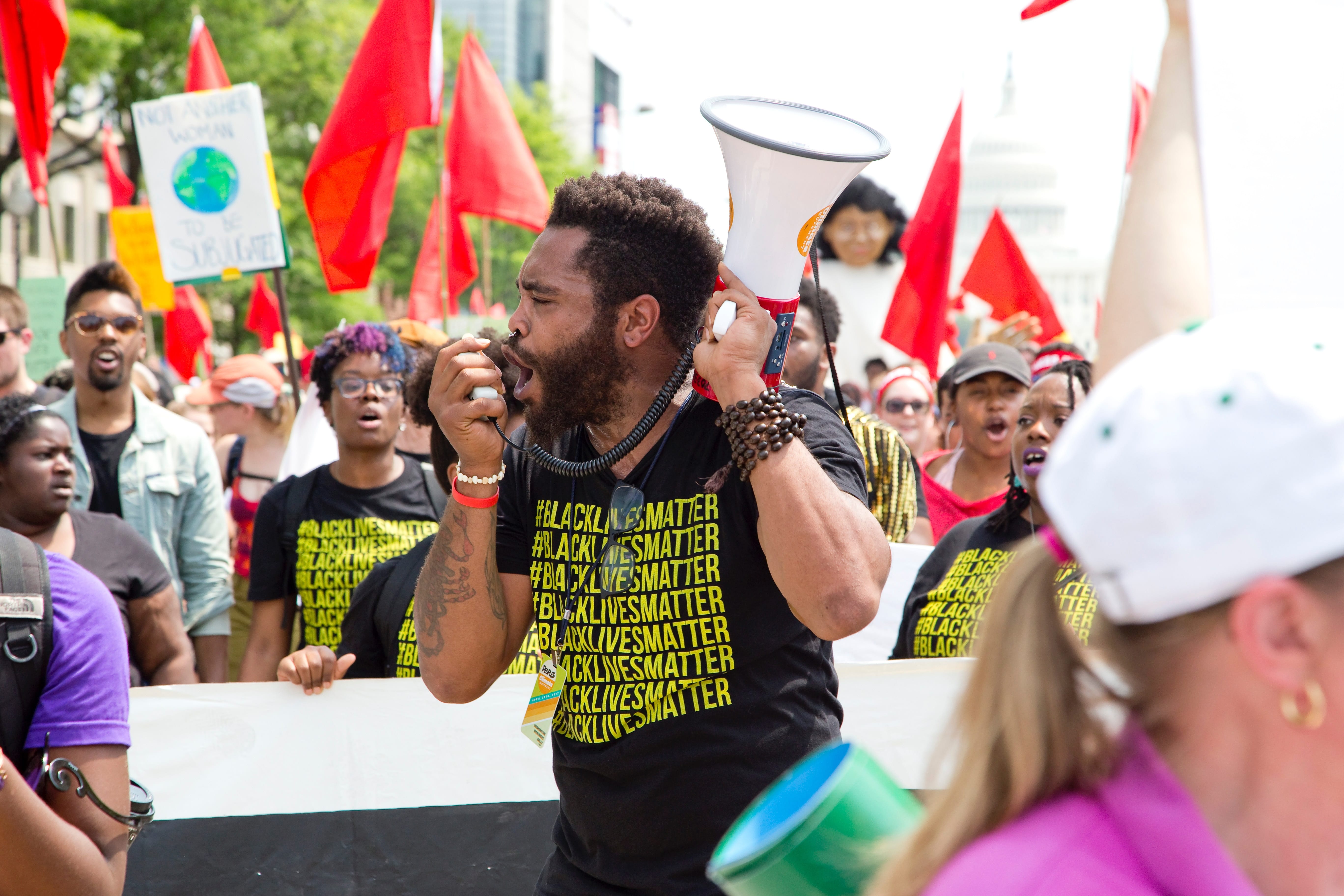 Mann auf einer Demonstration