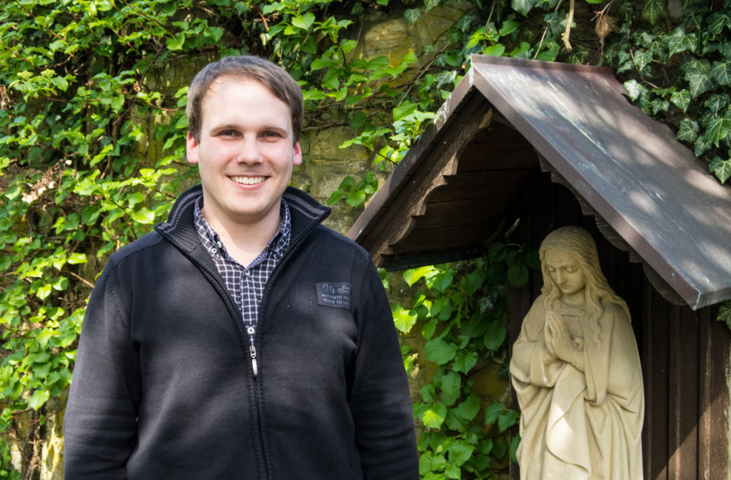 Berufung: Priesteramtsanwärter Kristian Pohlmann vor der hl. Maria im Garten des Priesterseminars in Osnabrück.