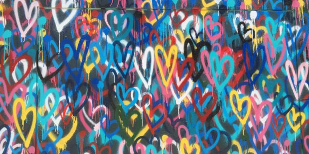 Herzen auf einer Wand