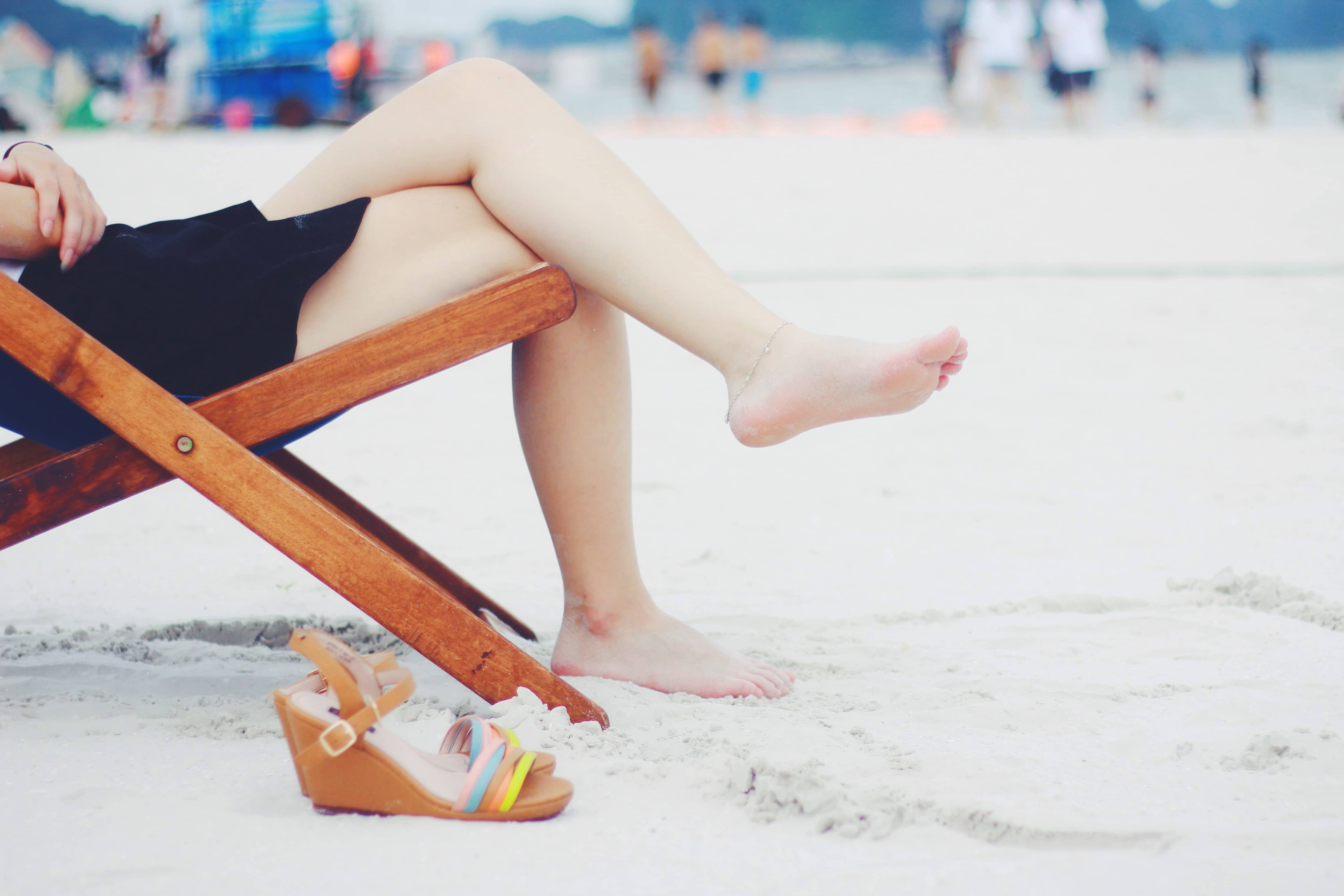 Frau sitzt am Strand