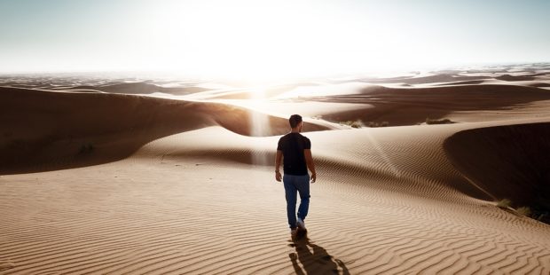 Mann wandert durch Wüste