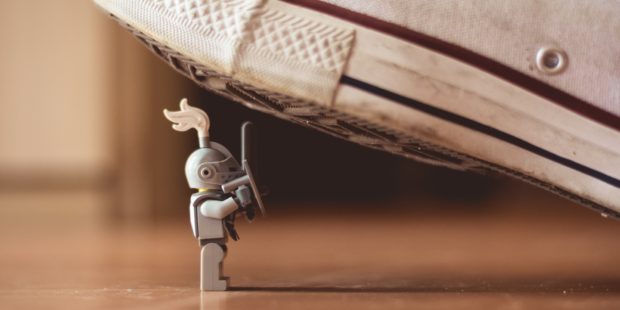 Lego-Figur unter dem Schuh