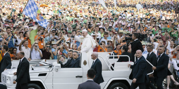 Papst Franziskus fährt mit dem Papamobil durch die Menge der Ministranten.