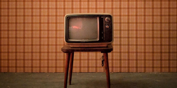 alter Fernseher auf einem Hocker
