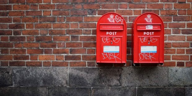 zwei Briefkästen an der Wand