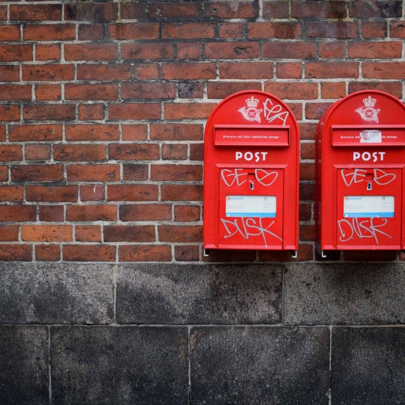 zwei Briefkästen an der Wand