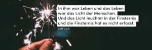 Hand, Wunderkerze, Funken, dunkler Hintergrund