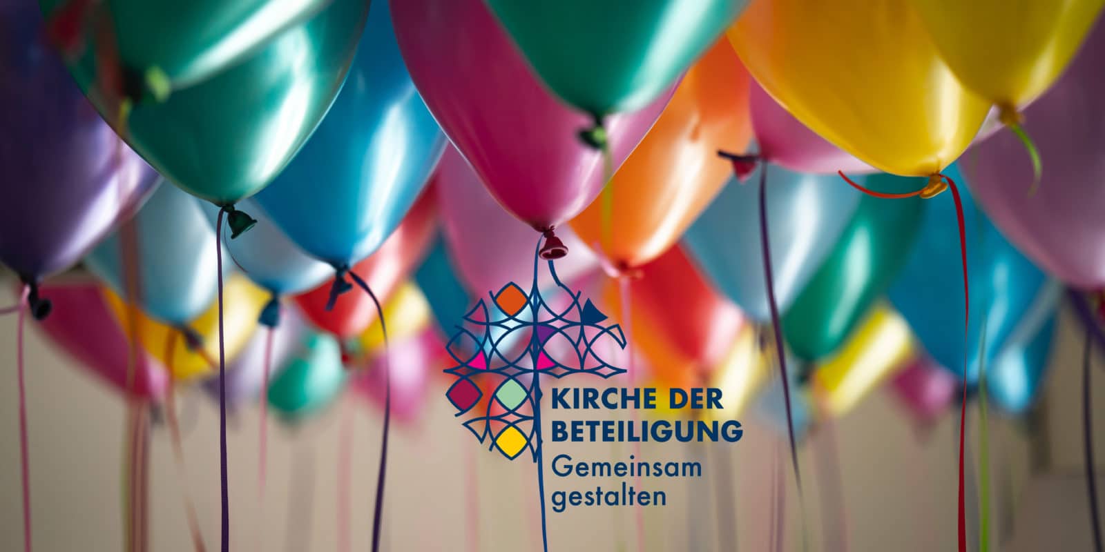 bunte Luftballons hängen and er Decke