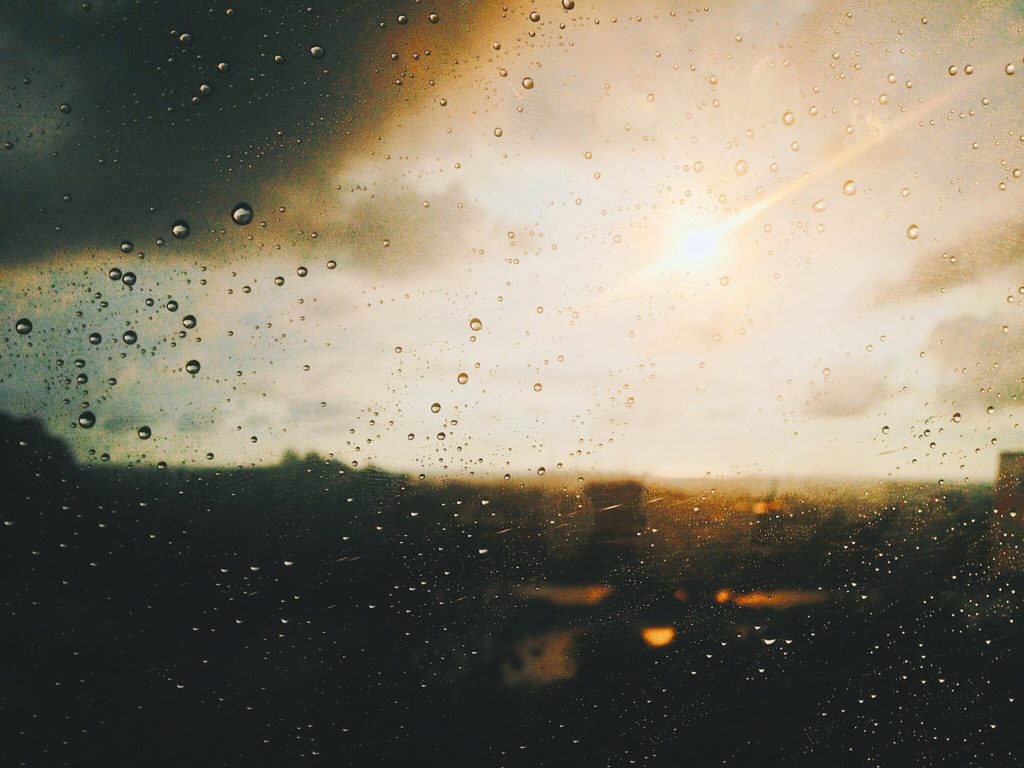 Sonne kommt nach Regen durch die Wolken