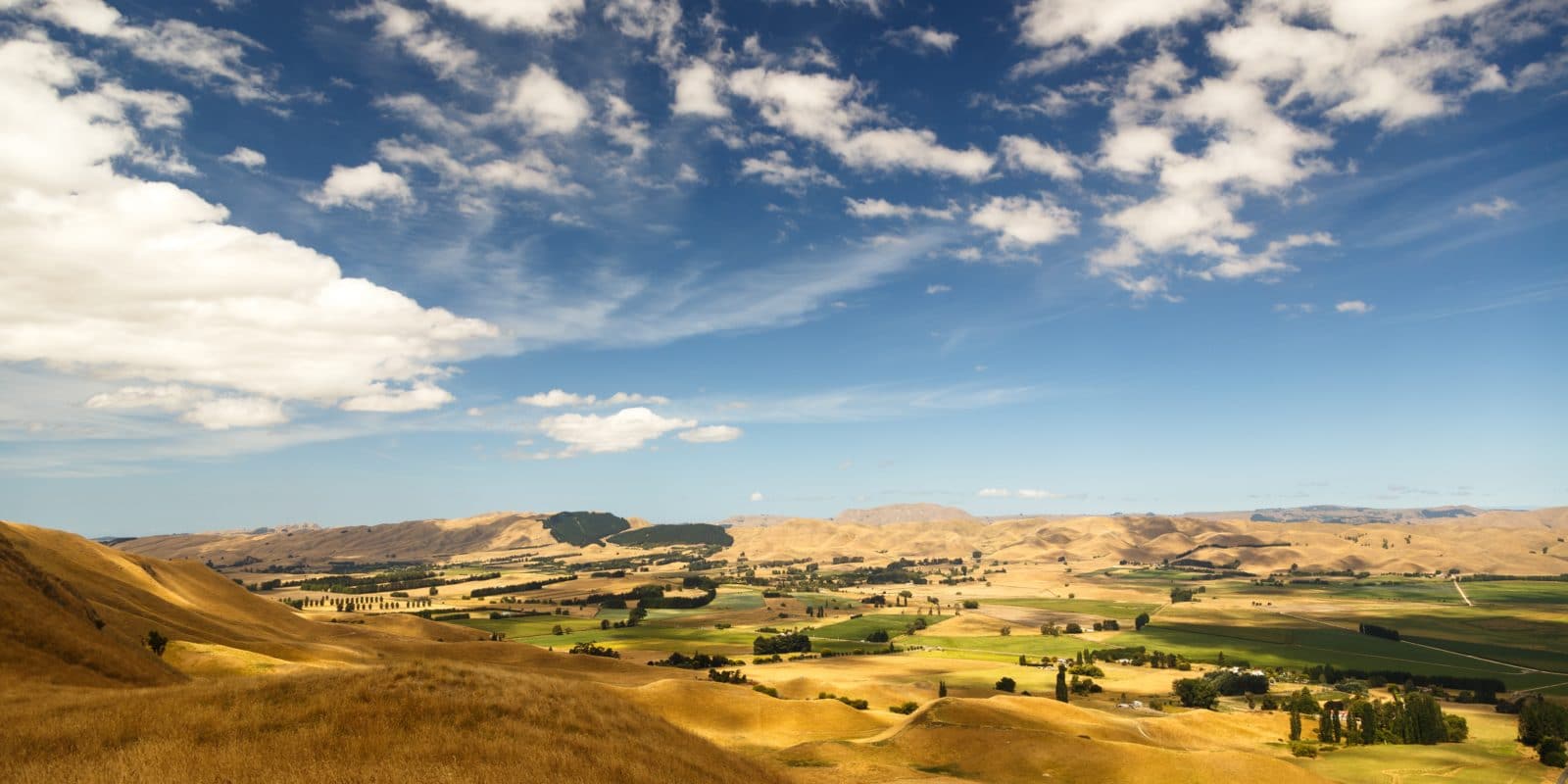 blauer Himmel über einer Landschaft