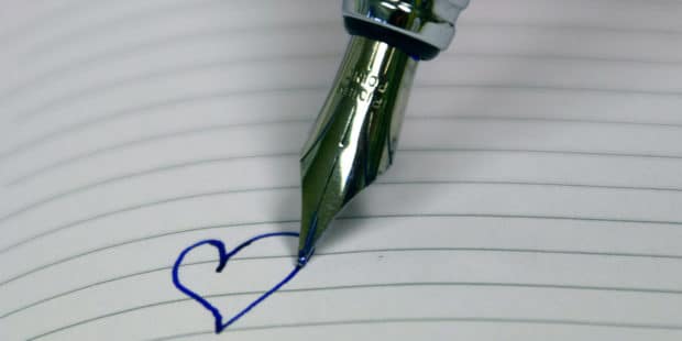 Herz auf einem Blatt mit Füller geschrieben