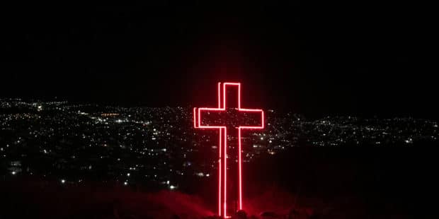 beleuchtetes Kreuz im Dunkeln