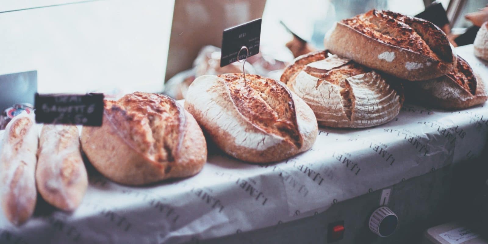 Brot zum Verkauf angerichtet