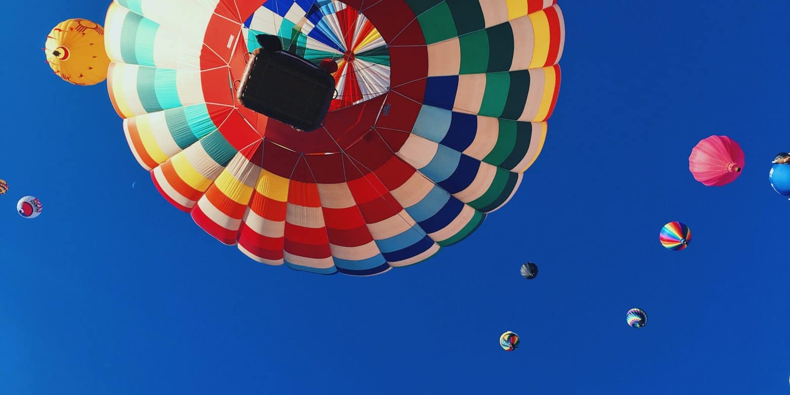 Heißluftballons am Himmel