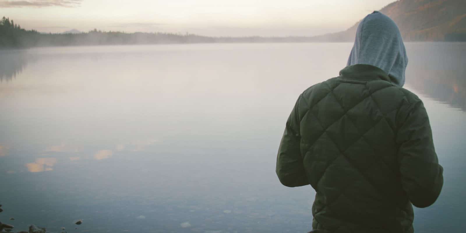 Person von hinten an einem See