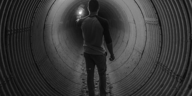 Mensch in einem dunklen Tunnel