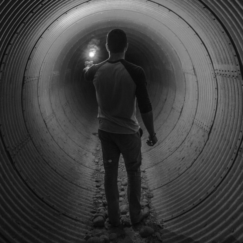 Mensch in einem dunklen Tunnel