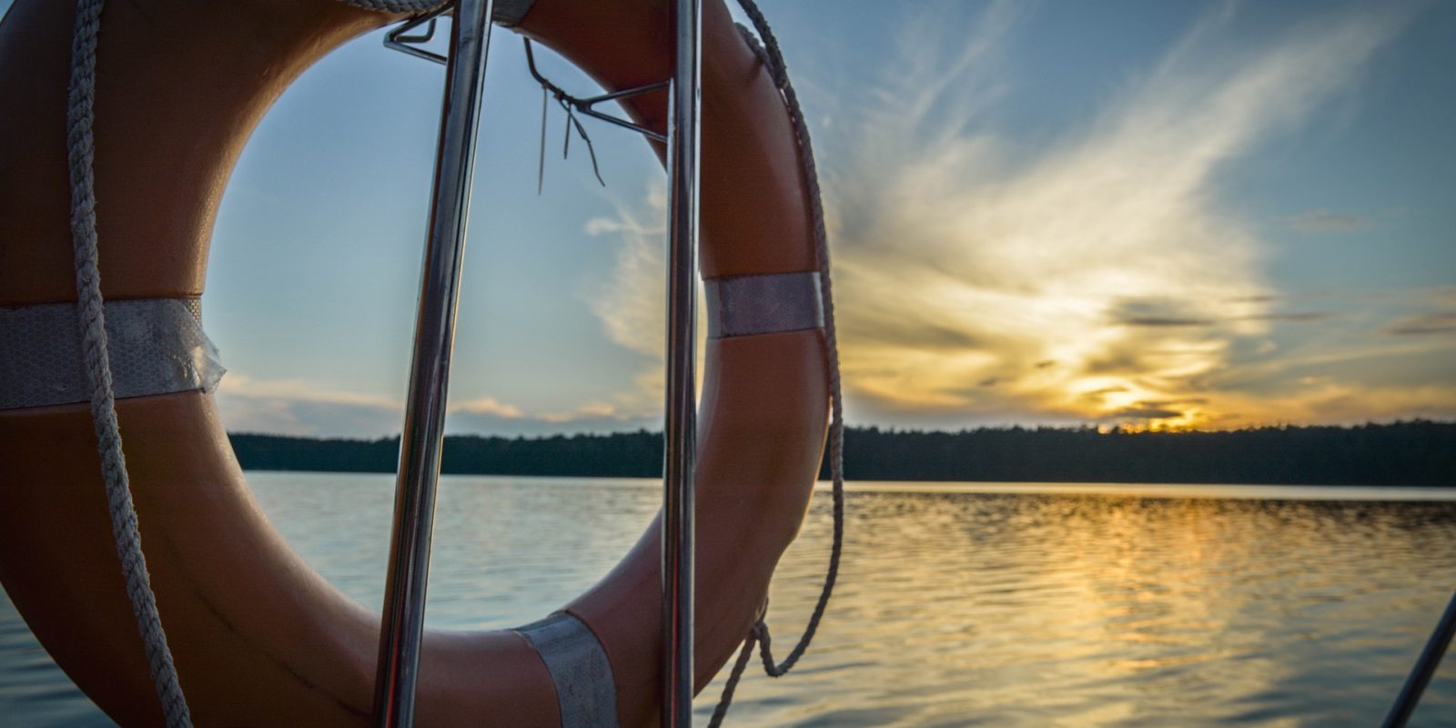 Rettungsring am Wasser