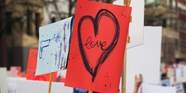 Plakat mit Herz bei einer Demonstration