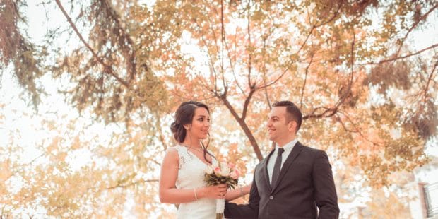 Ehepaar am Hochzeitstag unter einem Baum