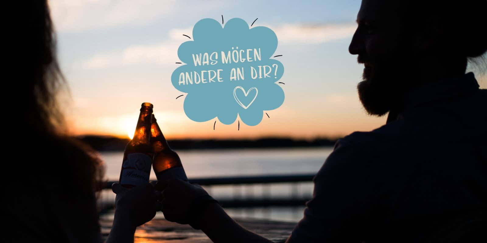 Zwei Menschen stoßen am Strand mit Bier an