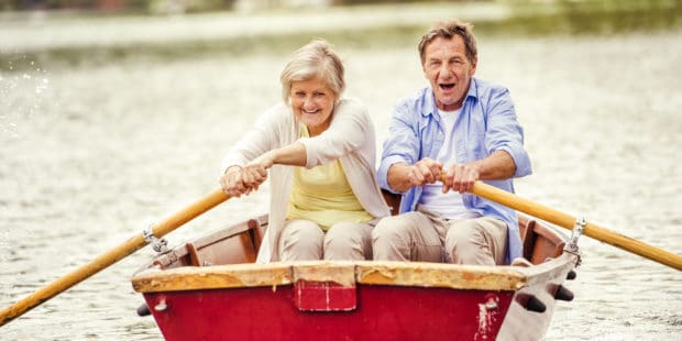 Mann und Frau in einem Ruderboot auf dem See